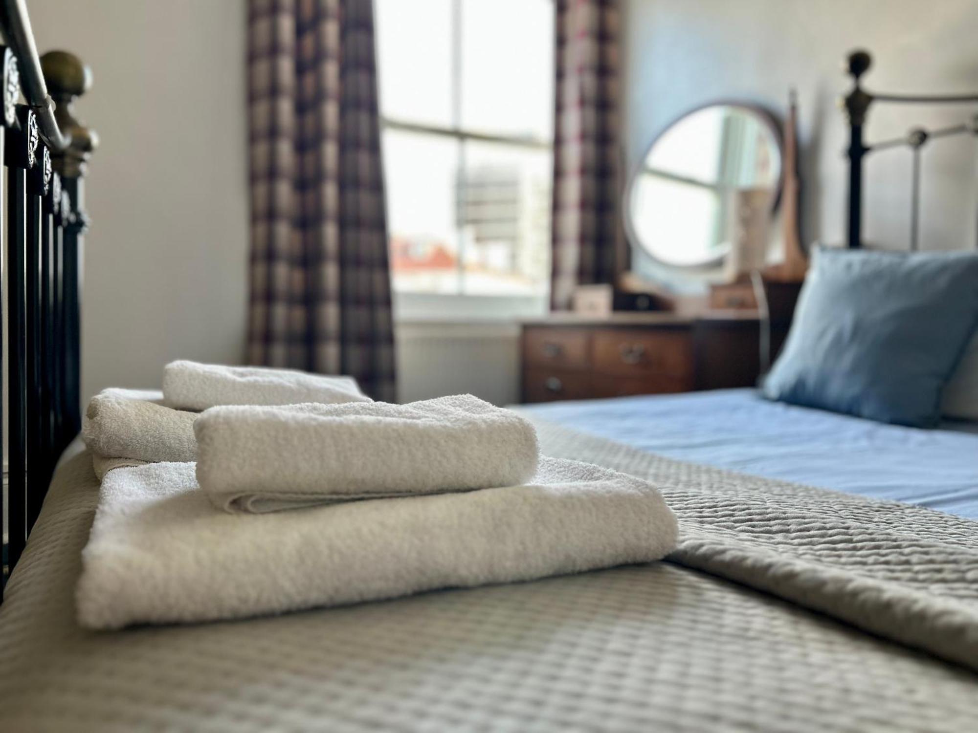 Clarence Quarters Self-Catering Guest House Portsmouth Exteriör bild